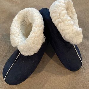 Fuzzy, blue, comfortable, warm slippers, size 6 kids